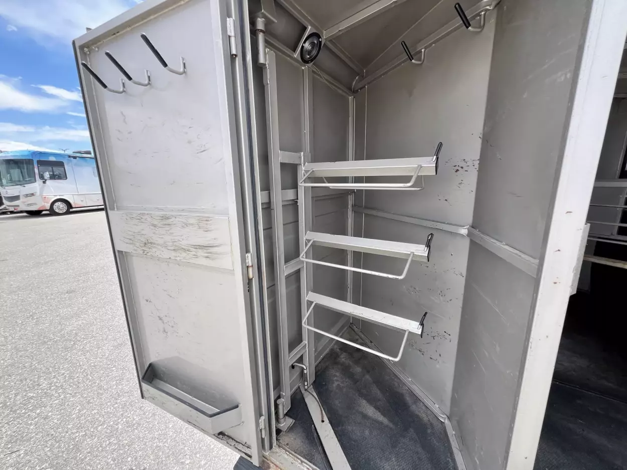 2001 Titan 3 Horse Gooseneck - detail view 8