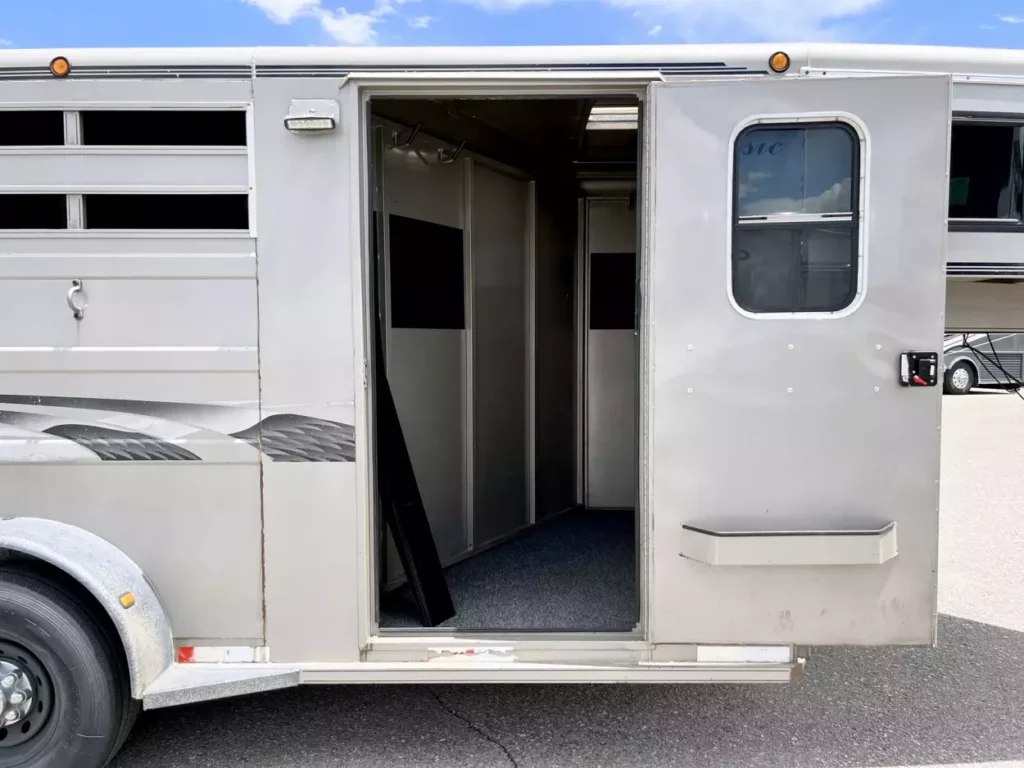 2001 Titan 3 Horse Gooseneck - detail view 14