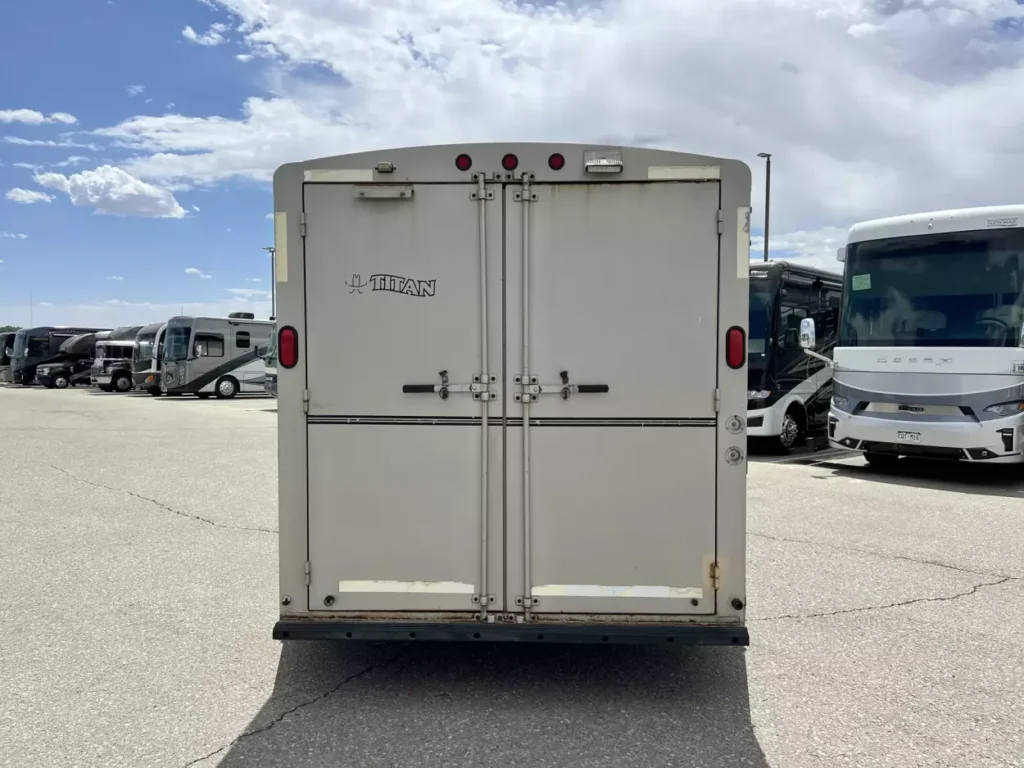 2001 Titan 3 Horse Gooseneck - interior view