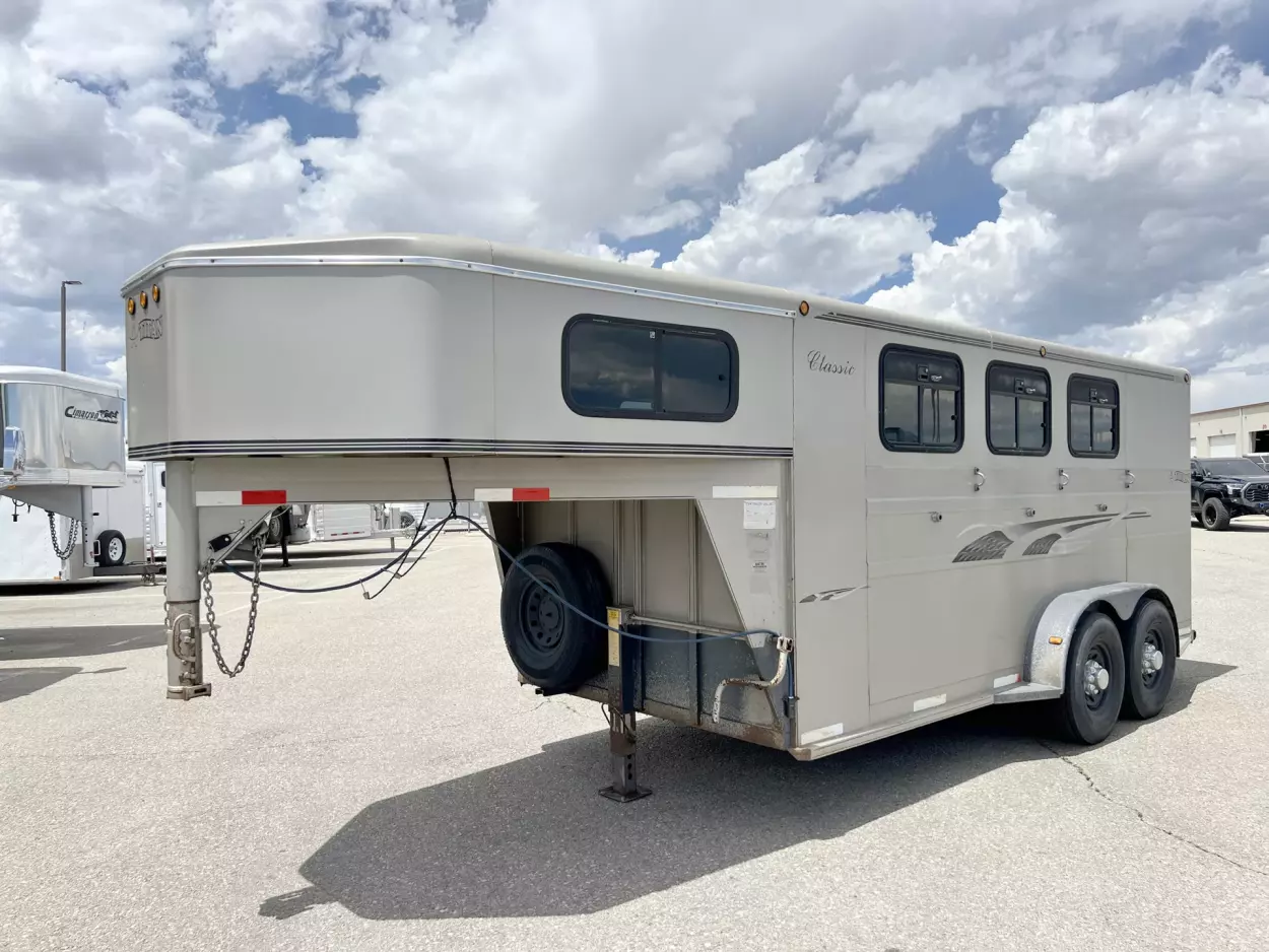 2001 Titan 3 Horse Gooseneck - detail view 16
