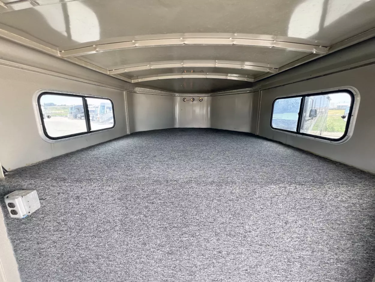 2001 Titan 3 Horse Gooseneck - detail view 12