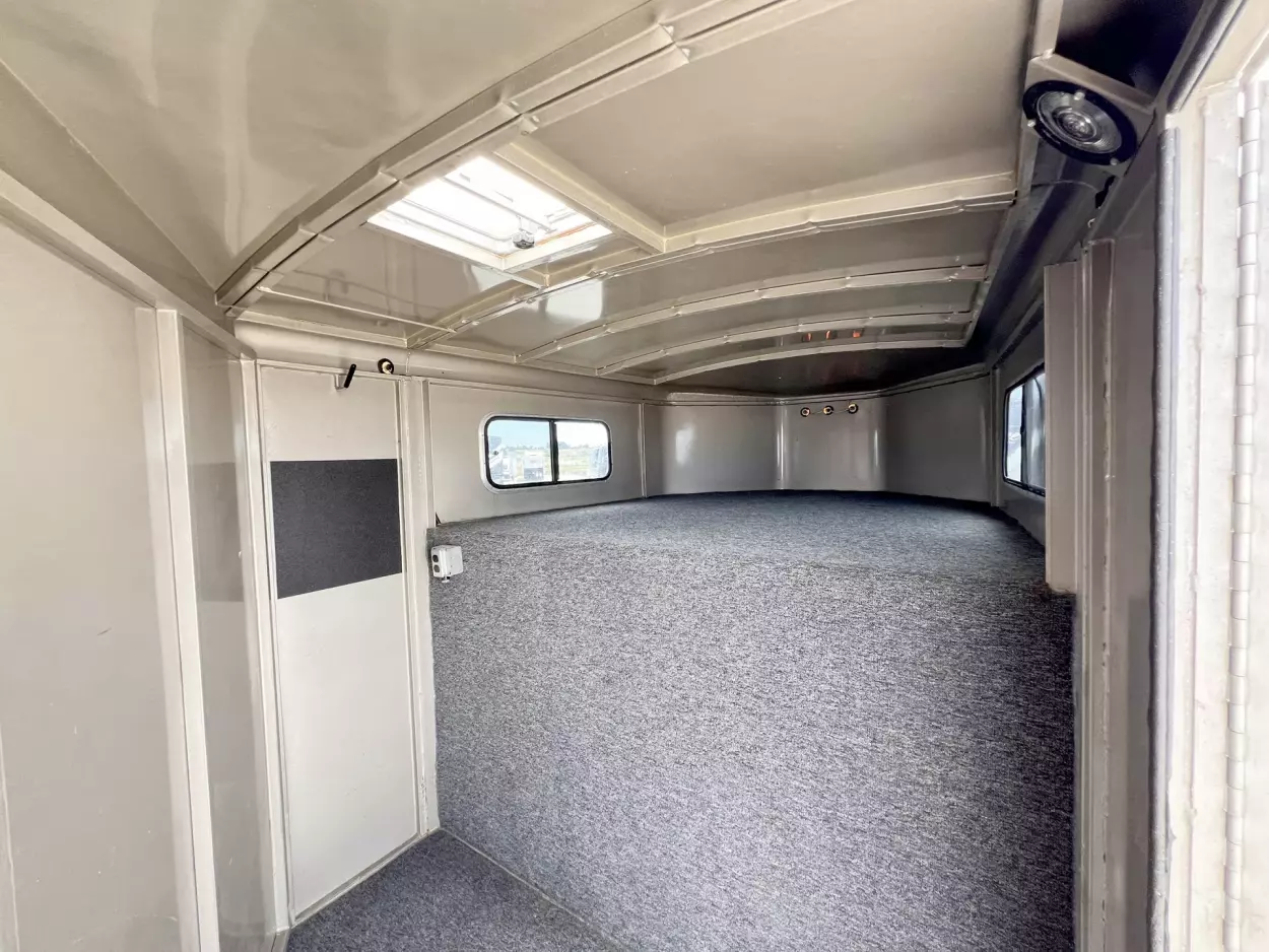 2001 Titan 3 Horse Gooseneck - detail view 13