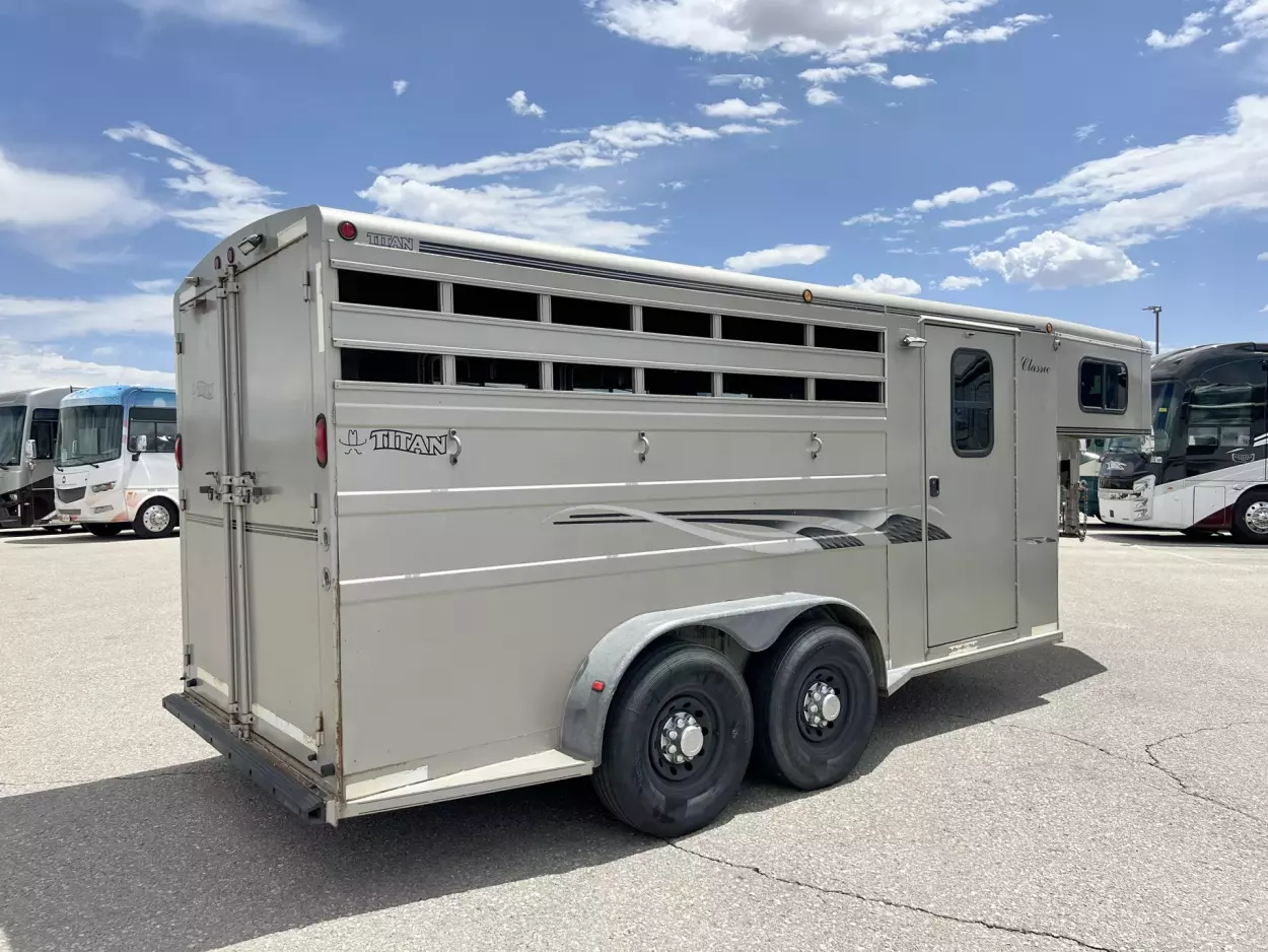 2001 Titan 3 Horse Gooseneck - detail view 11