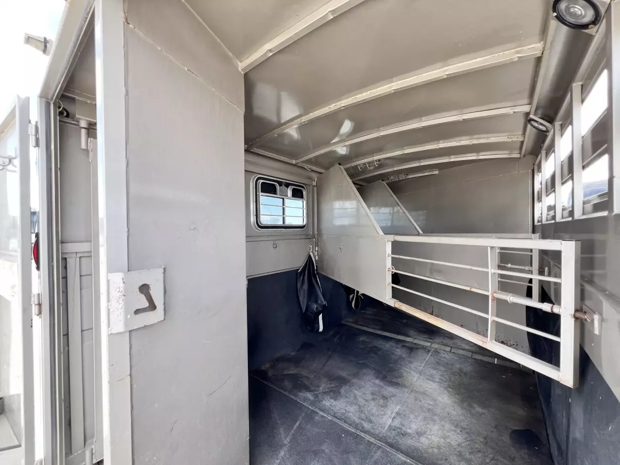 2001 Titan 3 Horse Gooseneck - detail view 7