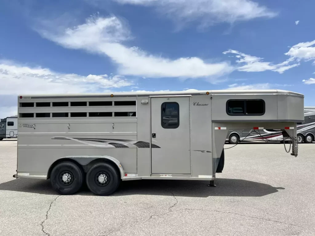 2001 Titan 3 Horse Gooseneck - detail view 3