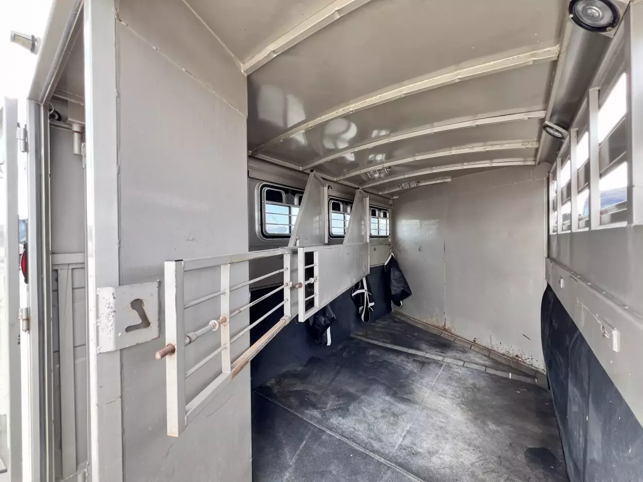 2001 Titan 3 Horse Gooseneck - detail view 6