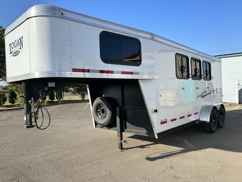 2022 Logan Coach Crossfire 3 Horse Gooseneck - detail view 4